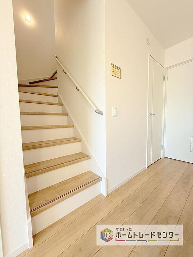 【【リビングイン階段】】帰宅時・外出時の自然なコミュニケーションを育むリビングイン階段を採用。家族が必ず顔を合わせて欲しい。そんな思いをこめています。