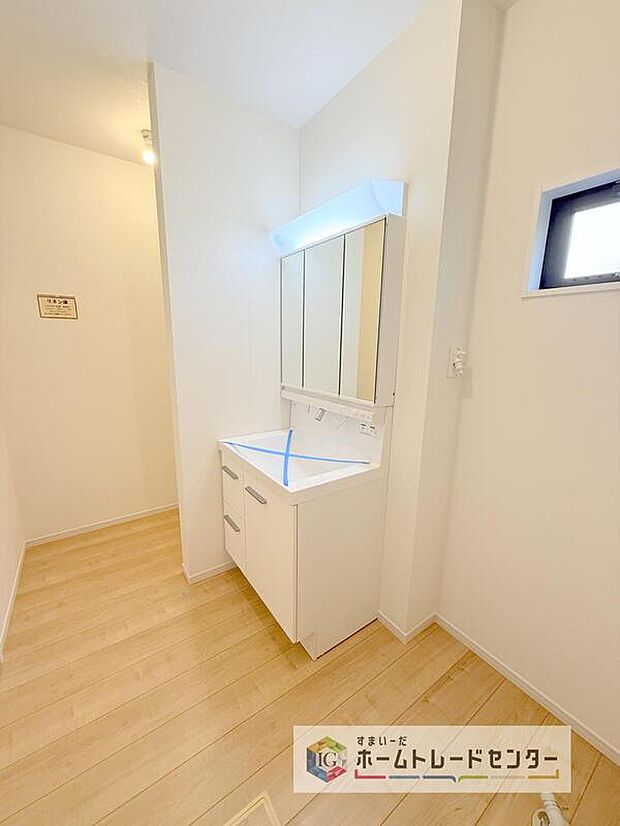 【【洗面所】】洗面所にしっかりとしたゆとりを持たせることで、普段の生活のストレスにつながります。朝の準備に洗濯物の取り回し、浴室出入りや着替えなど、機能性が求められる場所です。しっかりとした広さを確保しております。