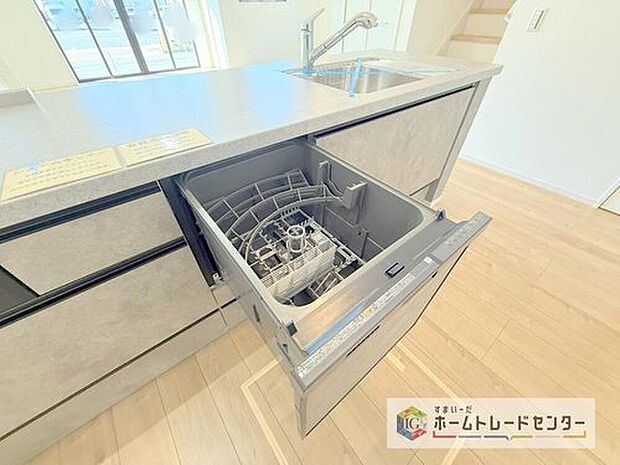 【【食器洗浄乾燥機】】忙しい奥様の味方、後片付けもラクラクなビルトイン食洗機付き。洗い終わった食器の水切りや乾燥としても便利です。