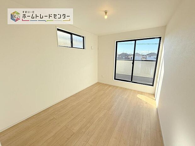 【リビング以外の居室】全居室2面採光です。光を取り入れやすのはもちろんですが、建物全体の窓の数も増えておりますので、換気性能に優れた物件です。窓を開ければ家中を気持ちの良い風が通り抜けます。