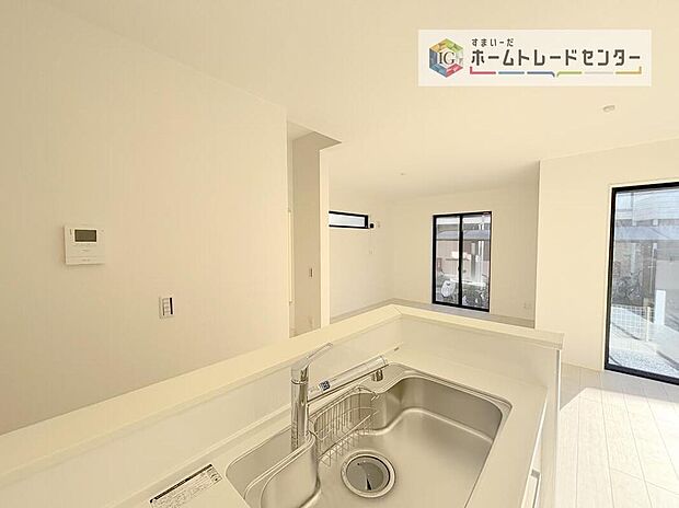 【キッチン】キッチンからリビングの視界です。家事をしていてもしっかりご家族とコミュニケーションをお取りいただけます。お片付けの当番になった方もこれでしっかりと話題の中に入っていけます。