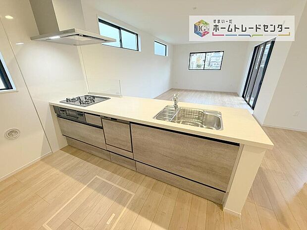 【キッチン】人気の対面式キッチン☆お食事の準備をしながらでもご家族とのコミュニケーションを楽しめます♪スライドタイプの収納を採用してますので、奥までしっかりと収納空間を利用できます。取り出しも簡単に♪