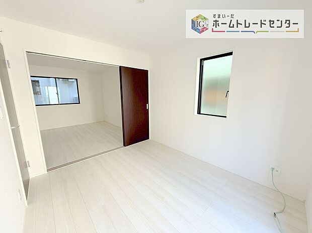 【洋室】全居室2面採光です。光を取り入れやすのはもちろんですが、建物全体の窓の数も増えておりますので、換気性能に優れた物件です。窓を開ければ家中を気持ちの良い風が通り抜けます。