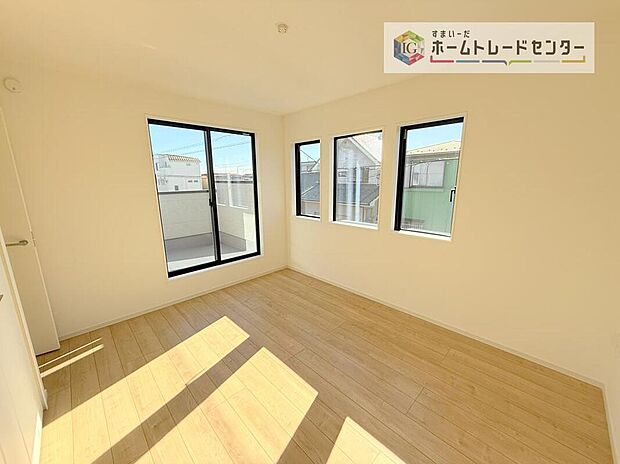 【リビング以外の居室】日当りの良さは写真でも充分に伝わるかと思いますが、開放感のある周囲にめぐまれたおかげで、風通しもとても良くなっております。ぜひ現地を見ていただき体感していただきたいポイントです。