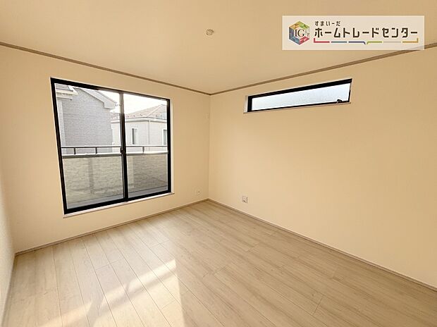 【洋室】日当りの良さは写真でも充分に伝わるかと思いますが、開放感のある周囲にめぐまれたおかげで、風通しもとても良くなっております。ぜひ現地を見ていただき体感していただきたいポイントです。