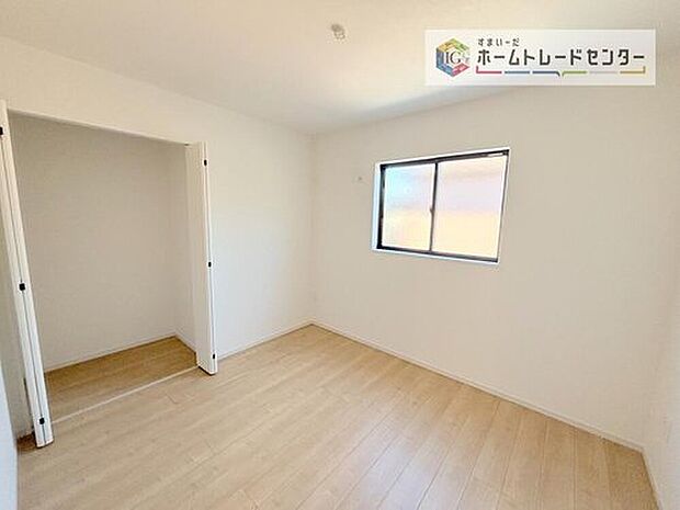 【リビング以外の居室】収納を完備している居室です。収納が豊富な住宅は居室空間がしっかりと使えるので暮らしやすさが断然に上がります。荷物をを気にすることなく家具の配置をお好み通りにできるのも大きな魅力です。