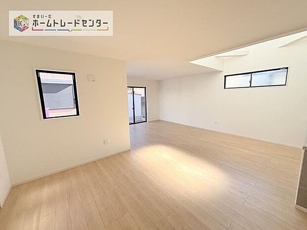 【リビング】複数の方角から部屋へ日光を採り入れることができるため、一日を通して陽当たりが良く部屋が明るくなります。今の時代に欠かせない換気も良好です!