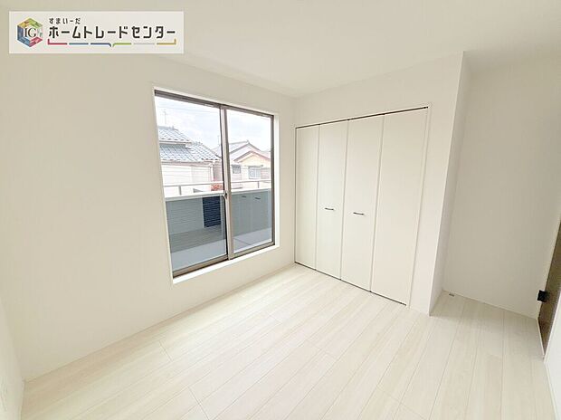 【洋室】日中は太陽の光で明るいため、照明を点ける必要がありません。冬場は暖かく過ごしやすいので暖房費が節約できます。観葉植物やベランダガーデニングが趣味の人にもおすすめです♪
