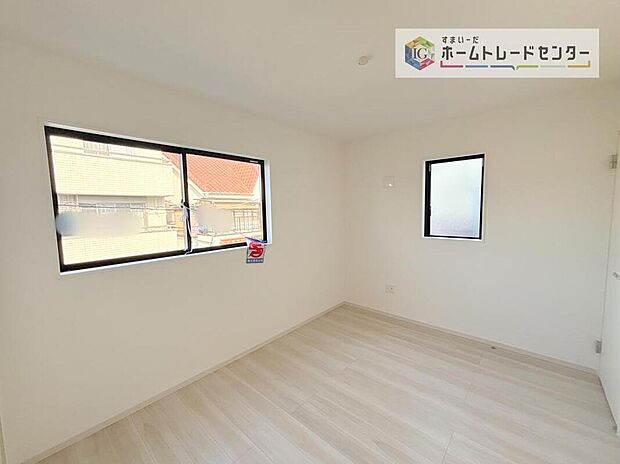 【リビング以外の居室】全居室2面採光です。光を取り入れやすのはもちろんですが、建物全体の窓の数も増えておりますので、換気性能に優れた物件です。窓を開ければ家中を気持ちの良い風が通り抜けます。