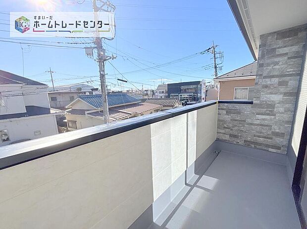 【バルコニー】南面に面したバルコニーはもちろん日当たり良好です。お洗濯物を干していただく際にも楽にできるように奥行きを広くお取りいたしました。明るく、暖かなゆとりあるスペースで快適に家事を行っていただけます。