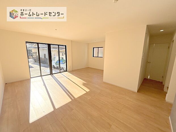 【リビング】日当たりもよく、広々としたリビングです。ゆったりとした家族の時間をお過ごしいただけます。休日はご家族そろって、またはお友達を誘って、明るいリビングで楽しい時間をお過ごしください。