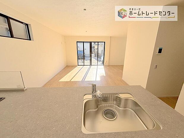 【キッチン】キッチンからリビングの視界です。家事をしていてもしっかりご家族とコミュニケーションをお取りいただけます。お片付けの当番になった方もこれでしっかりと話題の中に入っていけます。