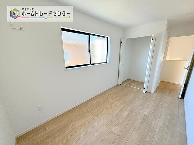 【リビング以外の居室】収納を完備している居室です。収納が豊富な住宅は居室空間がしっかりと使えるので暮らしやすさが断然に上がります。荷物を気にすることなく家具の配置をお好み通りにできるのも大きな魅力です。