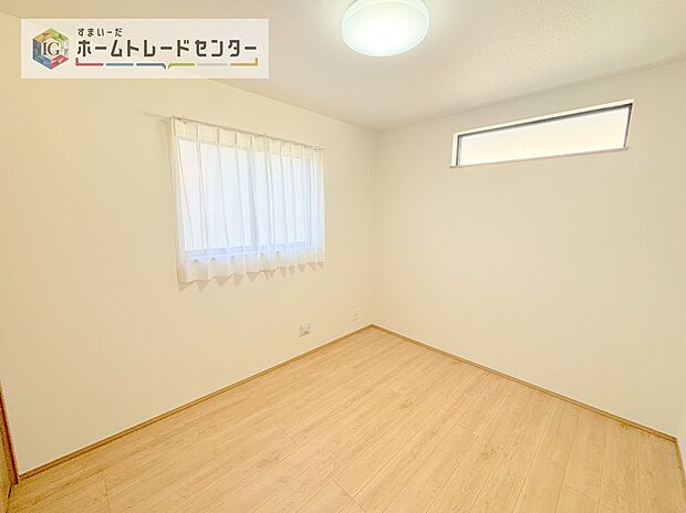 【洋室】こちらは2番目に暗いお部屋です。あえて2番目に暗いと書きましたが、これで暗いと言ったら怒られてしまうだろうなというくらいしっかりとした明るさを確保できています。もちろんこちらも2面採光風通しも良好です