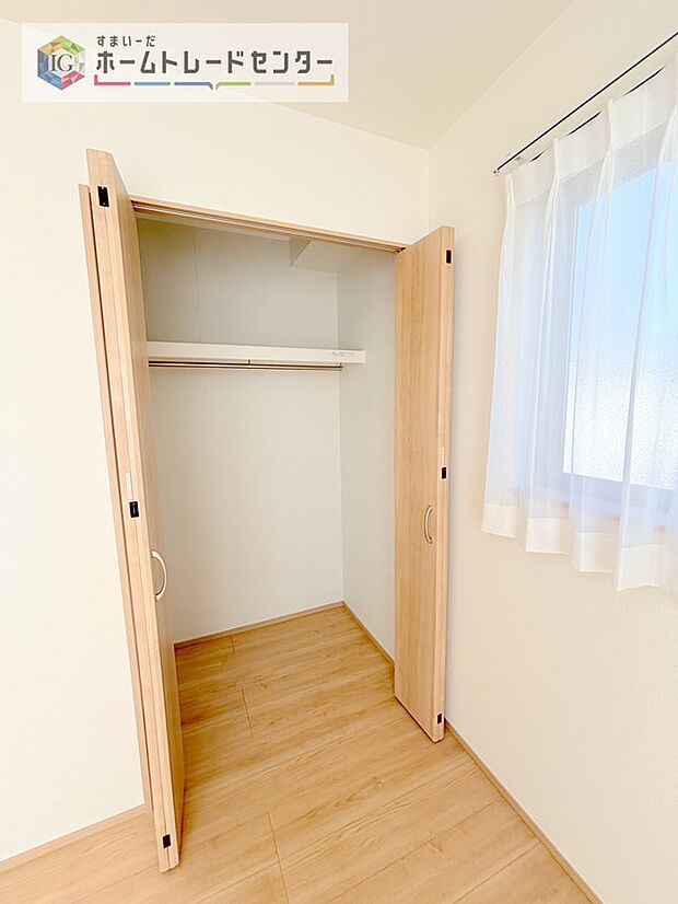 【収納】収納スペースは住宅を探す際には重要なポイントの一つだと思います。そのため少しでも空間が取れるところは可能な限り収納スペースとしたしました。居室をスッキリとお使いいただきたいお客様に大変喜ばれています。