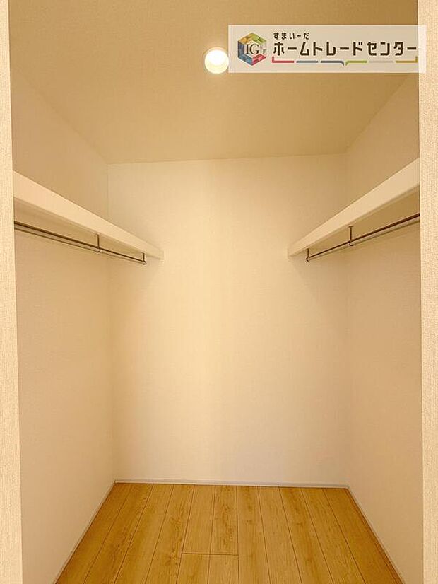 【収納】大容量のウォークインクローゼットです。どなた様でも収納に頭を悩ませたことがあるかと思います。ウォークインクローゼットがございますと一気に解決いたしますし、お部屋を最大限の空間ですっきりお使い頂けます。