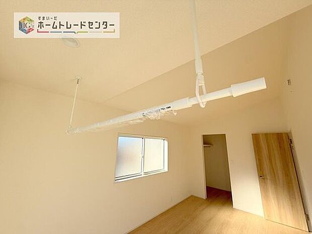 【【室内物干し】】急な雨にも対応できる室内物干しが標準装備のため、バルコニーの屋根を設置するは必要がありません。風の強い日でも気にせずお洗濯ができます。