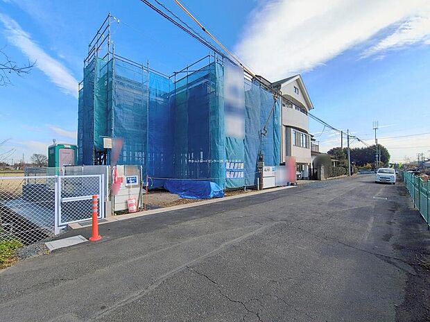 【前面道路含む現地写真】耐震等級最高等級の住宅性能評価書はもちろん、長期優良住宅の認定も受けた高性能な住宅です。長く、安心して住んでいただきたい、だからこそ厳しい第三者のチェックをお願いし、お客様に安心を届けます。