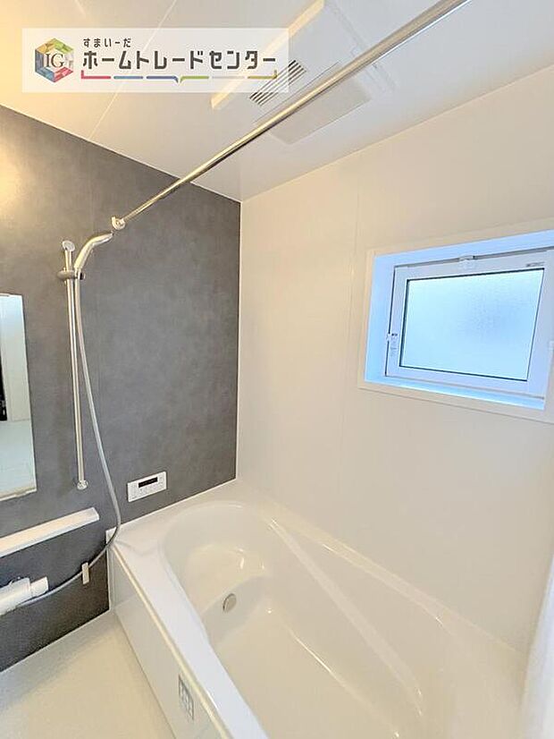 【【浴室】】一坪タイプのユニットバスは、足をしっかりと延ばして一日の疲れを癒すことが可能です。浴室暖房乾燥機も完備しておりますので、カビの心配が無いのはもちろん、雨の日のお洗濯物はお風呂で乾かせます。