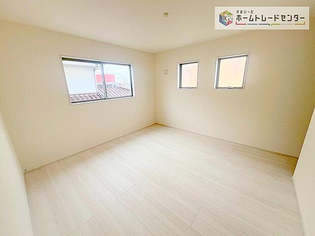 【リビング以外の居室】2面採光の洋室です。窓からの眺望もよくなり視界が広いので、部屋にいても飽きません、そしてもちろん大切なのは明るさと風通し、明るい日差しと心地よい風で自分のお部屋でくつろげる贅沢をご提供します。