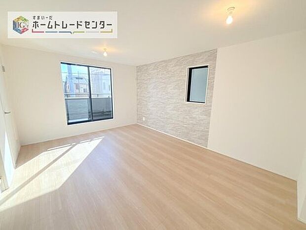 【リビング】日当たりもよく、広々としたリビングです。ゆったりとした家族の時間をお過ごしいただけます。休日はご家族そろって、またはお友達を誘って、明るいリビングで楽しい時間をお過ごしください。