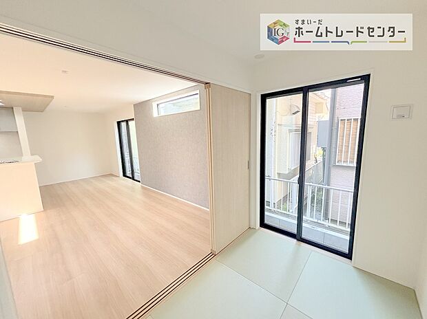 【和室】リビング隣接の和室は、その機能を発揮できるようしっかりとした広さをお取りいたしました。普段は開放スペース、お子様の遊び場、お客様がいらしたとき、ご両親様がお泊りに来た時など、色々と使い道がございます。