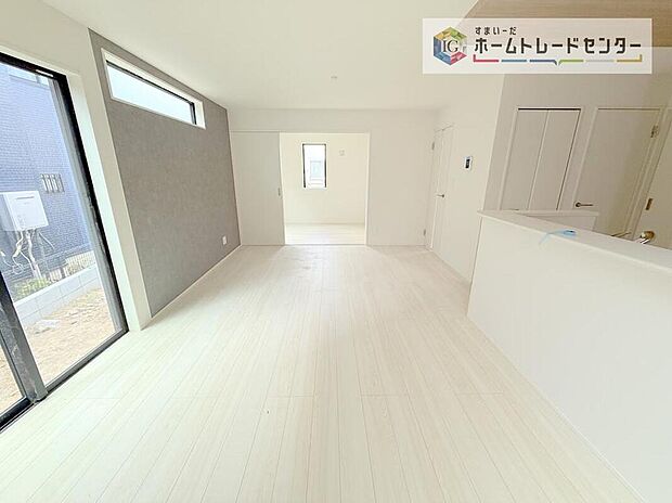 【リビング】縦長で奥行きのあるリビングは、家具の配置がしやすく使い勝手が非常に良いです。特にソファを配置した時にその便利さがお分かりいただけると思います。ゆったりと、くつろげる場所でなくてはならないと考えています