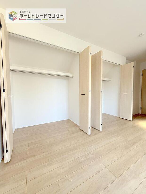 【収納】収納スペースは住宅を探す際には重要なポイントの一つだと思います。そのため少しでも空間が取れるところは可能な限り収納スペースとしたしました。居室をスッキリとお使いいただきたいお客様に大変喜ばれています。
