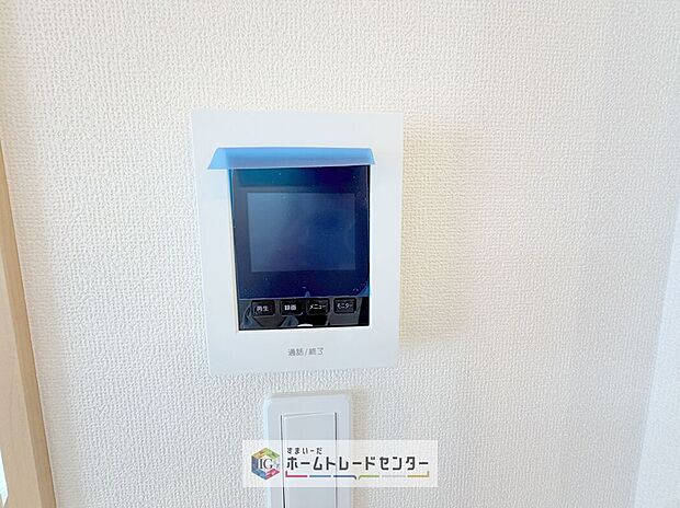 【【TVモニター付きインターホン】】録画機能もあり、どのような人が何時に来訪されたのかが分かります。防犯上はもちろん、お届け物などの把握にも便利です。ライトが付いているので、夜間でも安心です。