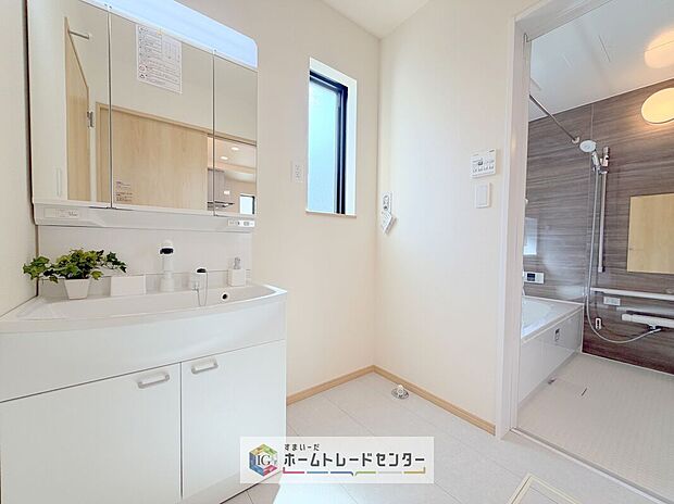 【【洗面所】】合わせ鏡が可能な3面鏡です。朝の忙しい時間でもの身だしなみのチェックもここだけで完結できます。もちろん鏡の後ろは充分な収納力を持った収納となっており、視界に入る部分はスッキリと片付きます。