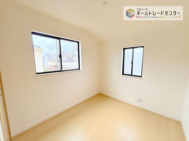 【洋室】全居室2面採光です。光を取り入れやすのはもちろんですが、建物全体の窓の数も増えておりますので、換気性能に優れた物件です。窓を開ければ家中を気持ちの良い風が通り抜けます。