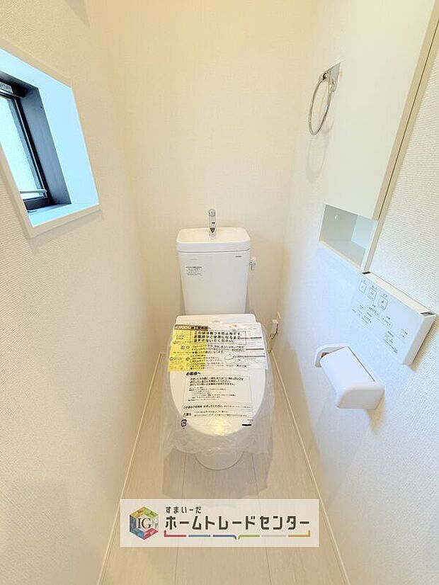 【【トイレ】】暖房機能の付いた便座は冬の寒い日にはあって良かったと本当に思います。もちろん快適で清潔なシャワー機能は標準で備えています。スペースも広くとっているので普段のお掃除もしやすいトイレスペースです。


