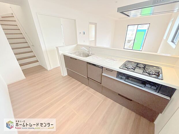 【キッチン】食洗機が標準装備でついています。家事は毎日の事、一日一日は少しの負担軽減でも、その少しを1年で考えれば大きな時間になります。自由に使えるお時間を増やしていただき、その分新居でおくつろぎ下さい。
