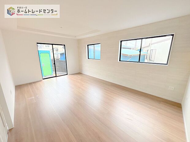 【リビング】リビングにはこだわって開口部を可能な限り多く設けました。日当たり、風通しを良くするのはもちろんですが、やはり人が集まる場所ですので、開放感が必要な場所だと思います。広々としたリビングをお楽しみください