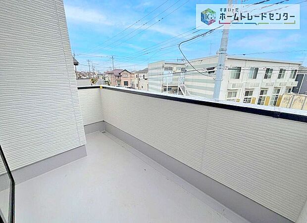 【バルコニー】南面に面したバルコニーはもちろん日当たり良好です。お洗濯物を干していただく際にも楽にできるように奥行きを広くお取りいたしました。明るく、暖かなゆとりあるスペースで快適に家事を行っていただけます。