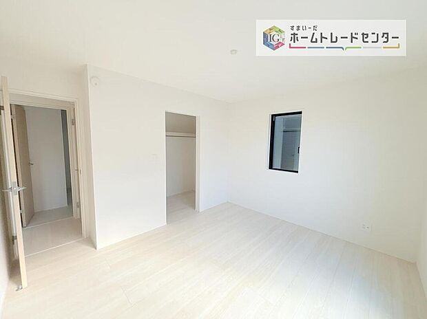 【リビング以外の居室】主寝室は7.25帖、お子様がまだ小さいご家庭なら2階のお部屋はここだけでいいかもしれません、もちろんウォークインクローゼットがついておりますので、荷物に悩まされることなく、好きに家具の配置ができます