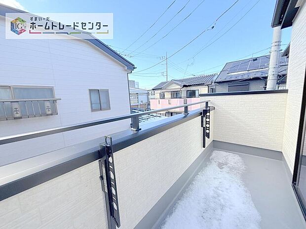 【バルコニー】南面に面したバルコニーはもちろん日当たり良好です。お洗濯物を干していただく際にも楽にできるように奥行きを広くお取りいたしました。明るく、暖かなゆとりあるスペースで快適に家事を行っていただけます。