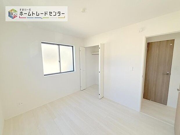 【【全居室フローリング】】カーペットや畳のようにほこりや汚れが繊維に入り込むことがないので、とても掃除やお手入れがしやすいです。子供たちの食べこぼしなどで床が汚れてしまった場合も手間がかかりません!