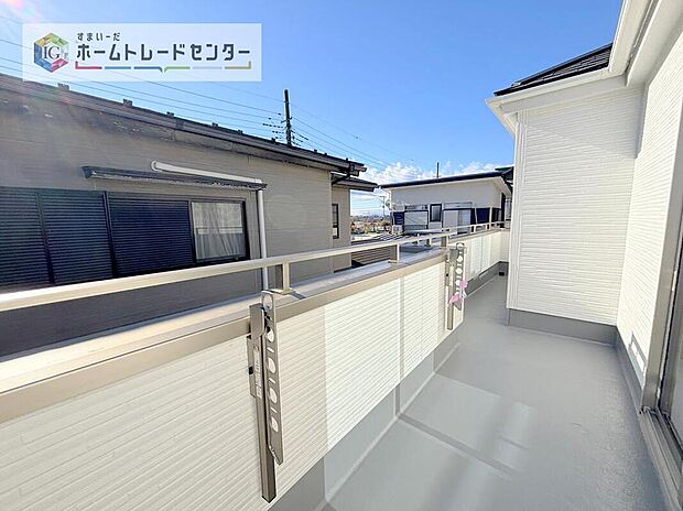 【バルコニー】南面に面したバルコニーはもちろん日当たり良好です。お洗濯物を干していただく際にも楽にできるように奥行きを広くお取りいたしました。明るく、暖かなゆとりあるスペースで快適に家事を行っていただけます。