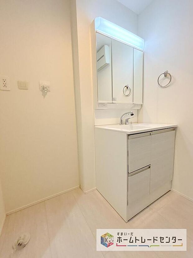 【【洗面所】】合わせ鏡が可能な3面鏡です。朝の忙しい時間でもの身だしなみのチェックもここだけで完結できます。もちろん鏡の後ろは充分な収納力を持った収納となっており、視界に入る部分はスッキリと片付きます。