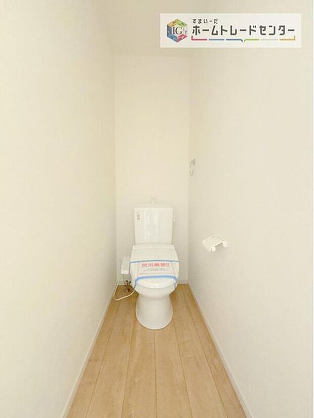 【【トイレ】】暖房機能の付いた便座は冬の寒い日にはあって良かったと本当に思います。もちろん快適で清潔なシャワー機能は標準で備えています。スペースも広くとっているので普段のお掃除もしやすいトイレスペースです。