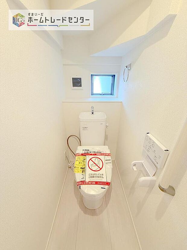 【【トイレ】】暖房機能の付いた便座は冬の寒い日にはあって良かったと本当に思います。もちろん快適で清潔なシャワー機能は標準で備えています。スペースも広くとっているので普段のお掃除もしやすいトイレスペースです。