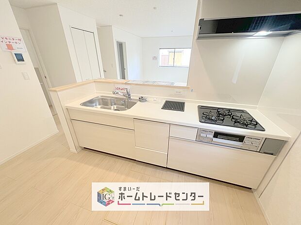 【キッチン】キッチンスペースは家族で作業が出来るよう広めにとりました。みんなで楽しくお料理をすれば、より美味しい食事が創れそうです。そしてお料理好きなお子様が育つかも、もちろん片付けもみんなでできます。