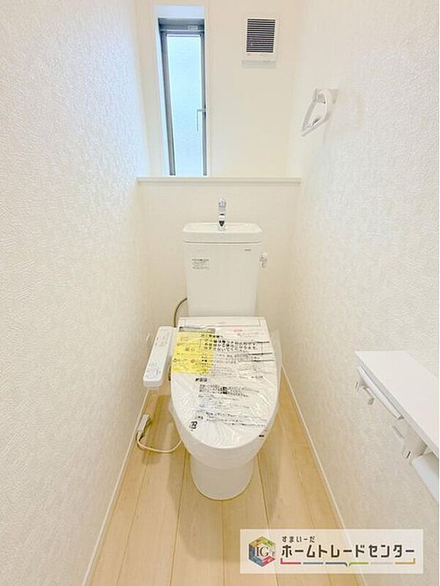 【【トイレ】】暖房機能の付いた便座は冬の寒い日にはあって良かったと本当に思います。もちろん快適で清潔なシャワー機能は標準で備えています。スペースも広くとっているので普段のお掃除もしやすいトイレスペースです。