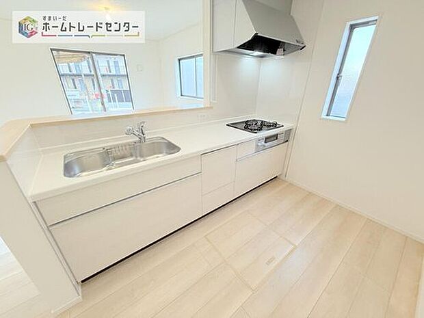 【キッチン】人気の対面式キッチン☆お食事の準備をしながらでもご家族とのコミュニケーションを楽しめます♪スライドタイプの収納を採用してますので、奥までしっかりと収納空間を利用できます。取り出しも簡単に♪