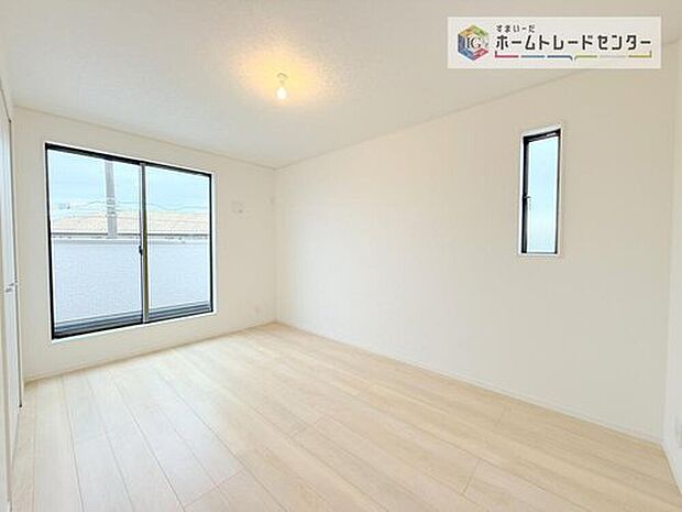 【リビング以外の居室】日当りの良さは写真でも充分に伝わるかと思いますが、開放感のある周囲にめぐまれたおかげで、風通しもとても良くなっております。ぜひ現地を見ていただき体感していただきたいポイントです。