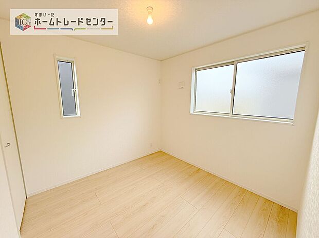 【洋室】2面採光の洋室です。窓からの眺望もよくなり視界が広いので、部屋にいても飽きません、そしてもちろん大切なのは明るさと風通し、明るい日差しと心地よい風で自分のお部屋でくつろげる贅沢をご提供します。