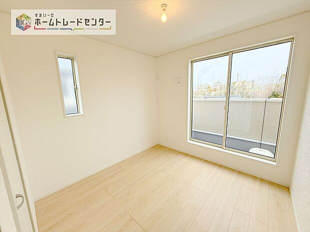 【洋室】2階洋室です。このお部屋と隣室どちらからでもバルコニーは出入り可能です。バルコニーに面したお部屋を主寝室にしたのはいいけれど、お休みになってる方がいてお洗濯ものを干しに行けない、なんてことはありません