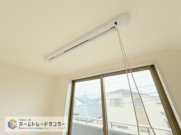 【【室内物干し】】急な雨にも対応できる室内物干しが標準装備のため、バルコニーの屋根を設置するは必要がありません。風の強い日でも気にせずお洗濯ができます。