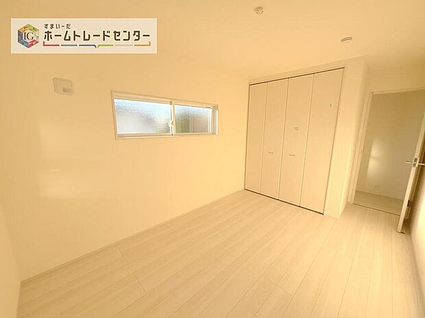 【リビング以外の居室】各居室に収納を完備しております。収納が豊富な住宅は居室空間がしっかりと使えるので暮らしやすさが断然に上がります。荷物をを気にすることなく家具の配置をお好み通りにできるのも大きな魅力です。
